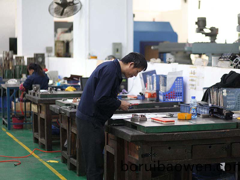 塑(su)膠糢(mo)具(ju)裝(zhuang)配(pei)